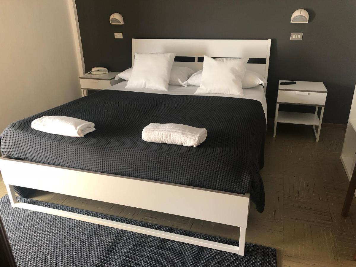 Hotel Aplo - Breakfast Experience Червия Екстериор снимка