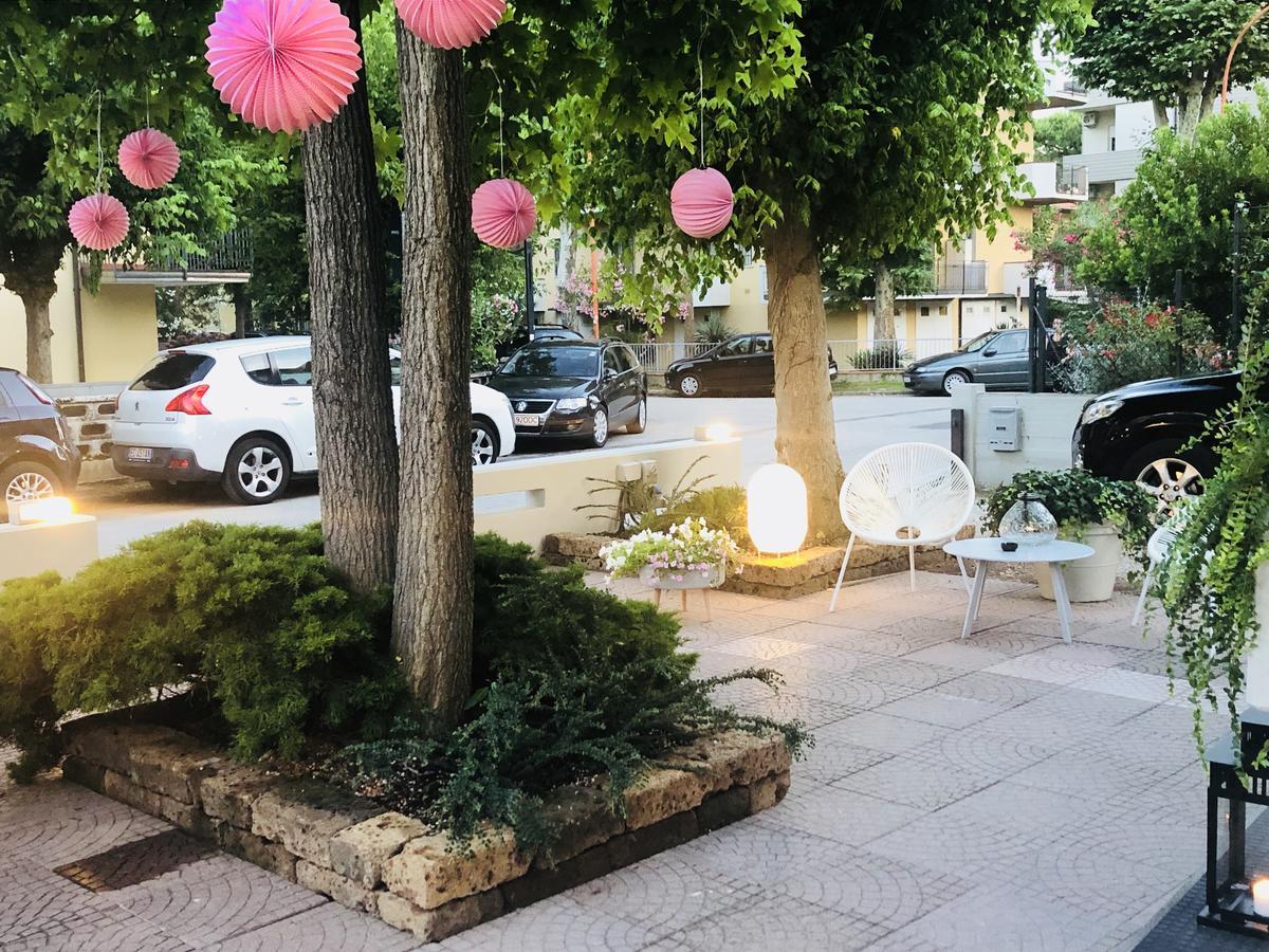Hotel Aplo - Breakfast Experience Червия Екстериор снимка