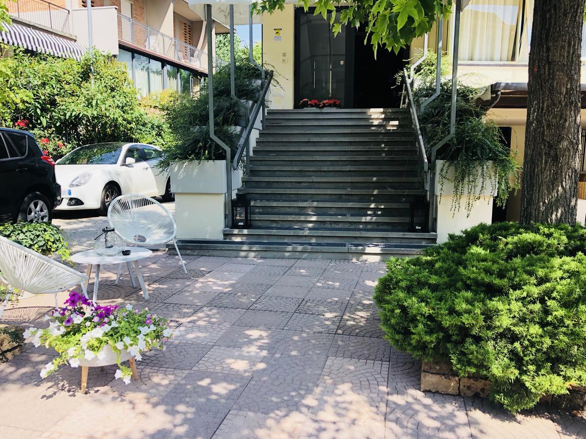 Hotel Aplo - Breakfast Experience Червия Екстериор снимка